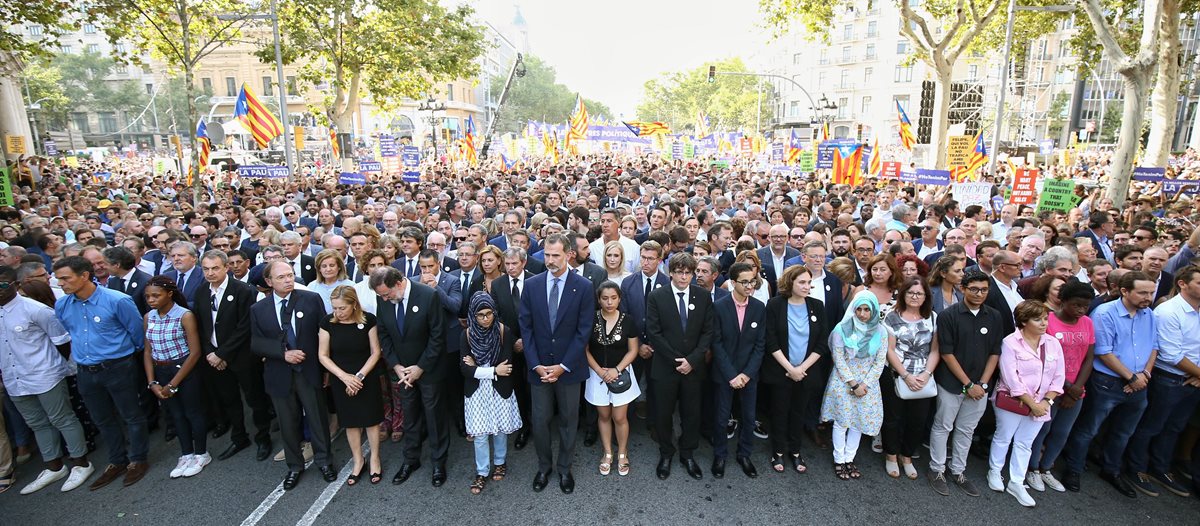 El rey Felipe, el presidente del Gobierno, Mariano Rajoy; el presidente catalán, Carles Puigdemont, y la alcaldesa de Barcelona, Ada Colau, durante la manifestación contra el terrorismo. (Foto Prensa Libre: EFE).