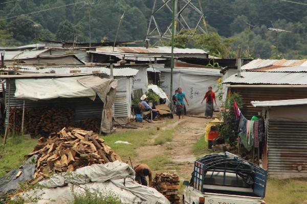 Familias de la comunidad Chuitinamit  que fueron reubicadas en un sector cercano a  la cabecera municipal  de San Andrés Semetabaj, Sololá. El motivo del traslado fue un hundimiento.
