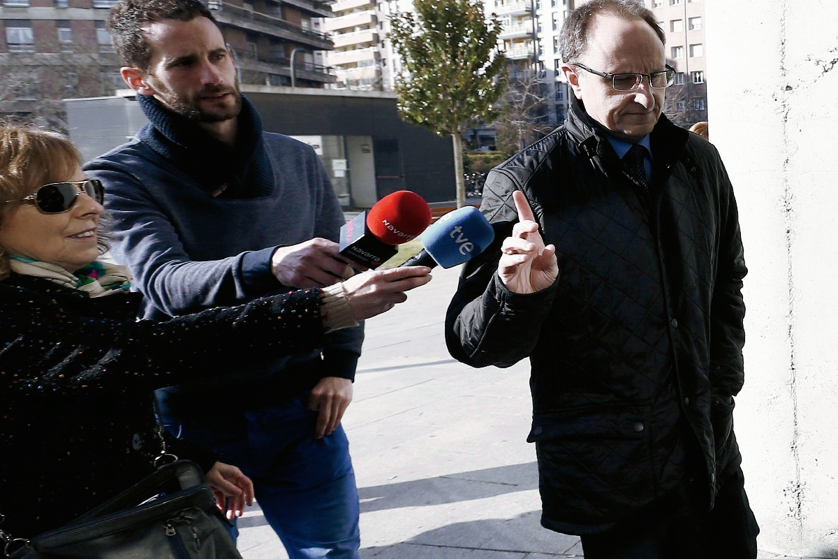 El actual gerente de Osasuna, Angel Ardanaz (derecha) llegó ayer  al Palacio de Justicia de Pamplona donde se investiga el presunto desvío de dinero del Club Atlético Osasuna y el supuesto arreglo de partidos. (Foto Prensa Libre: EFE)