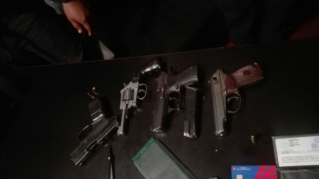 A uno de los capturados le encontraron cuatro armas de fuego y 20 celulares, entre ellos, uno que pertenecía a un PMT. (Foto Prensa Libre: Estuardo Paredes)