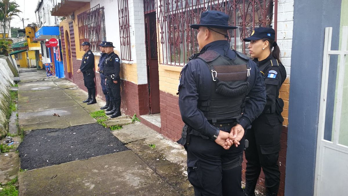 Investigadores realizan diligencias en una vivienda de la colonia Primero de Julio, zona 5 de Mixco. (Foto Prensa Libre: Redacción)