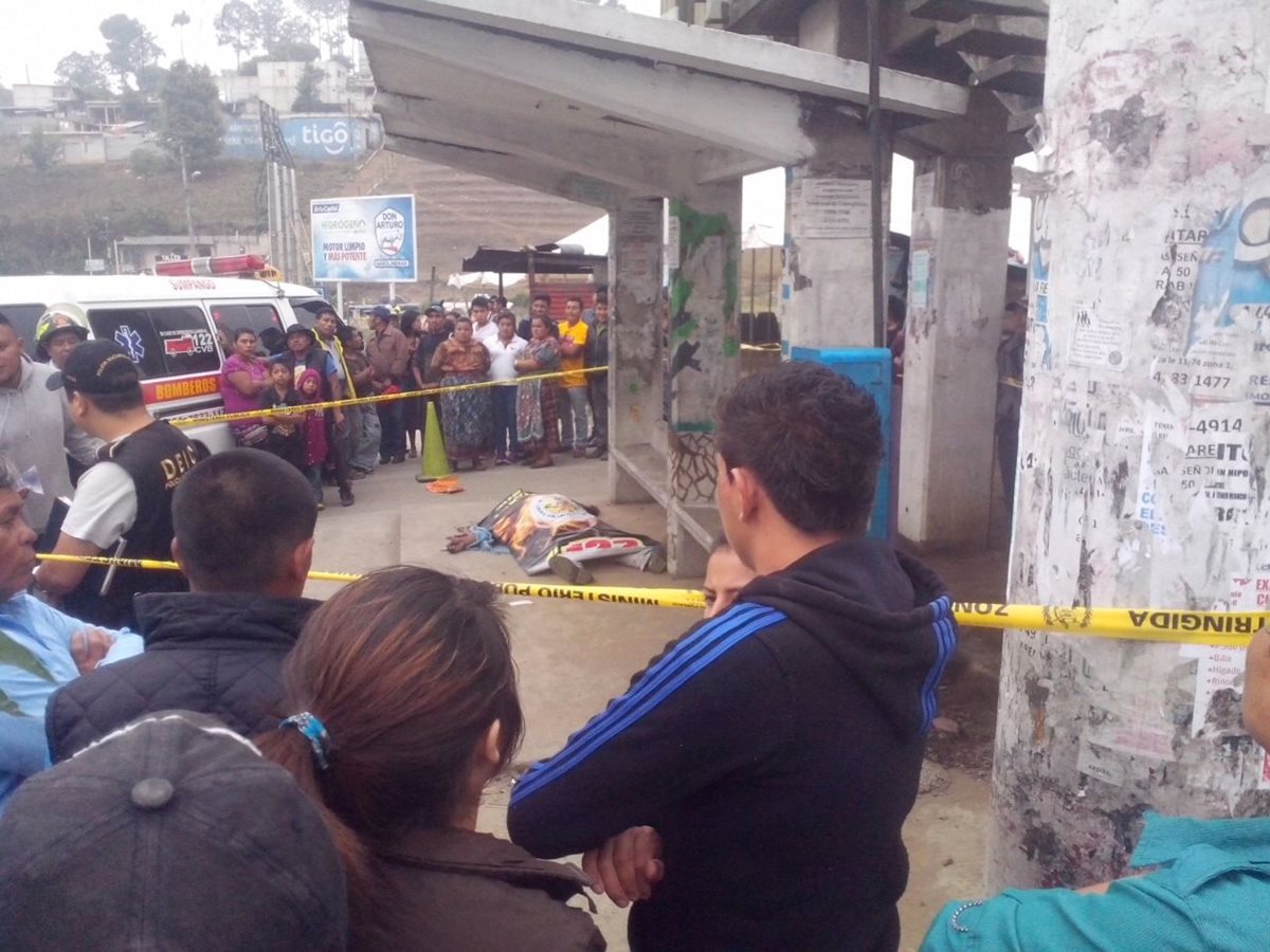 Agentes policiales resguardan lugar donde se halla cuerpo de Herber Ovando. (Foto Prensa Libre: Víctor Chamalé)