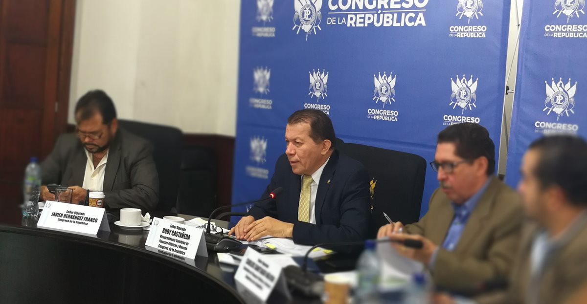 Los diputados que integran la Comisión de Finanzas escucharon los argumento del titular del Ministerio de Educación para defender el presupuesto de Educación. (Foto Prensa Libre: Ana Lucía Ola)