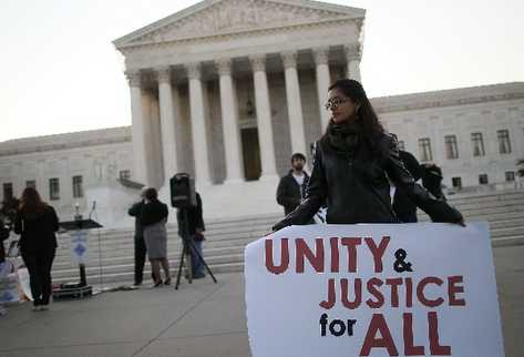 Grupo de manifestantes frente a la Corte Suprema en Washington D.C., rechazan la ley migratoria de Arizona. (Foto Prensa Libre: AP)