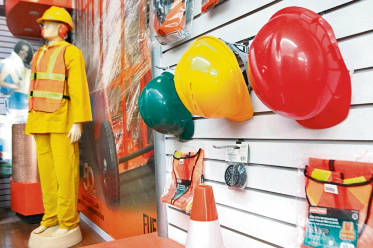 Modificaciones en normas incluyen el uso de equipo adecuado en el lugar de trabajo. (Foto Prensa Libre: Álvaro Interiano)