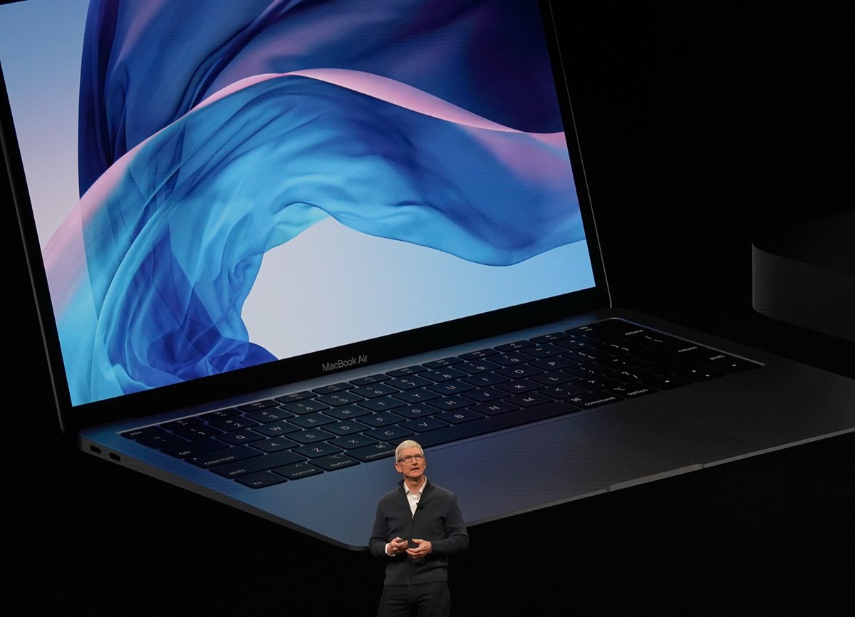 Tim Cook presentó la nueva versión de las nuevas computadoras portátiles Macbook, durante el Apple Event en Nueva York. (Foto Prensa Libre: AFP)