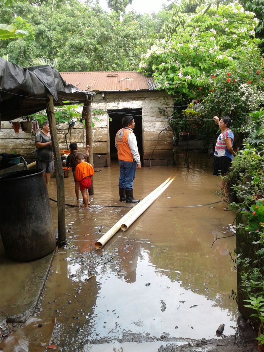 Viviendas inundadas en La Máquina, Suchitepéquez. (Foto Prensa Libre: COnred)