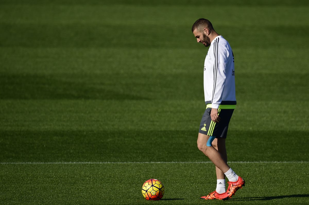 Karim Benzema continúa con los entrenamientos con el Real Madrid y se prepara para afrontar el clásico español. (Foto Prensa Libre. AFP)