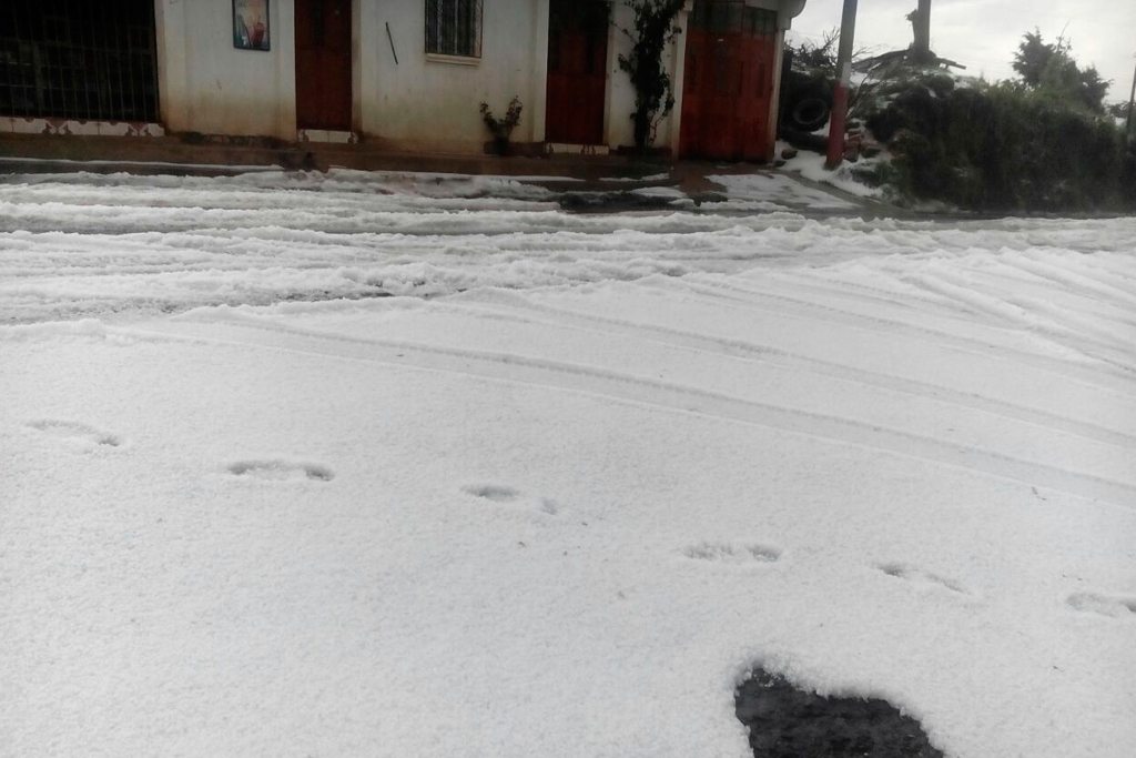 Una gruesa capa de granizo cubrió calles de Palestina de los Altos, Quetzaltenango. (Foto Prensa Libre: Whitmer Barrera)