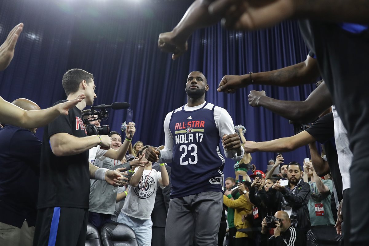 LeBron James saluda a los fans durante una de las practicas del juego de las estrellas de la NBA. (Foto Prensa Libre: AFP)
