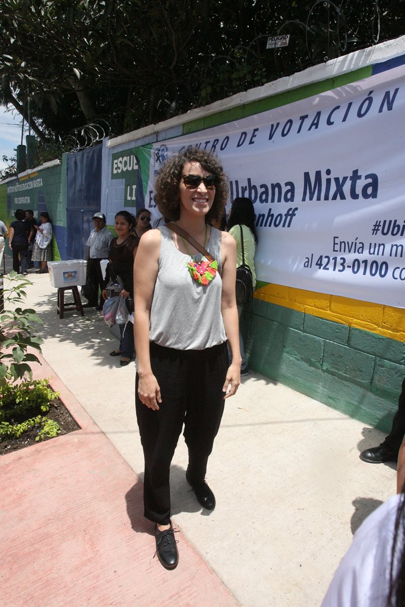 La artista nacional emitió su voto en una escuela de la zona 14. (Foto Prensa Libre: Brenda Martínez)