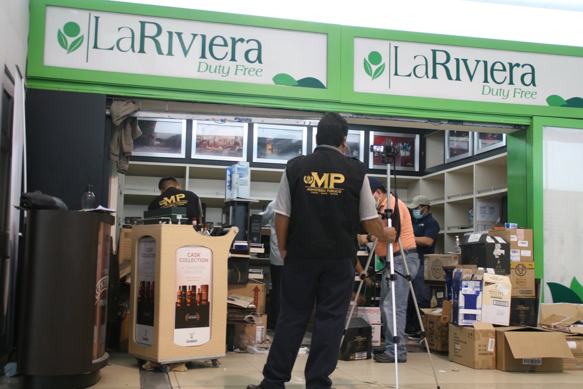 Las tiendas La Riviera fueron cerradas en agosto de 2015 en el aeropuerto la Aurora.(Foto Prensa Libre:Hemeroteca PL)