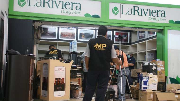 Las tiendas La Riviera fueron cerradas en agosto de 2015 en el aeropuerto la Aurora.(Foto Prensa Libre:Hemeroteca PL)