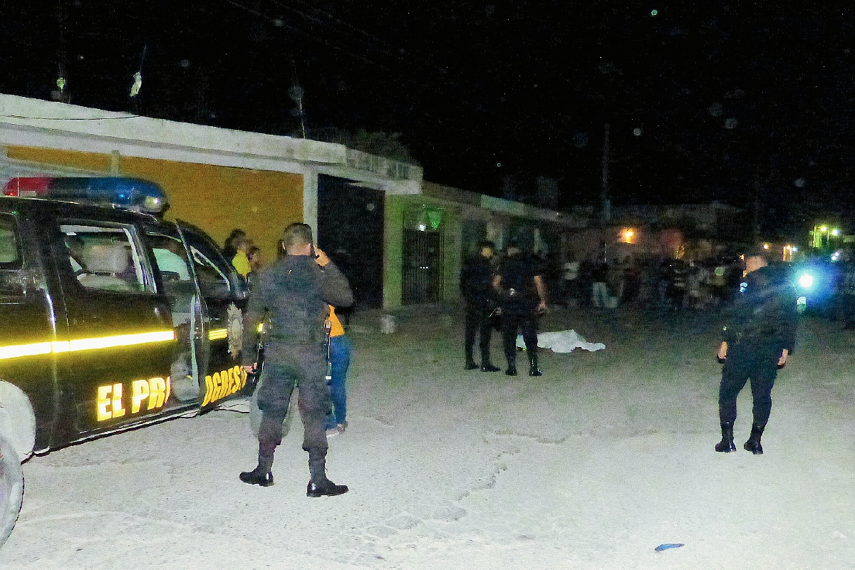 El ataque se registró en la avenida Ismael Arriaza del barrio Conacastón, de la zona 5 de Sanarate. (Foto Prensa Libre: Héctor Contreras)
