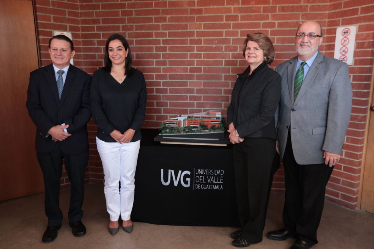Autoridades de la Universidad del Valle de Guatemala presentan maqueta del edifico del CIT. (Foto Prensa Libre: Carlos Hernández).