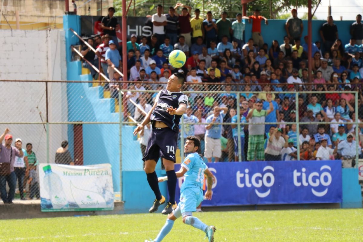 Rafael Morales estuvo muy participativo en el empate de los cremas. (Foto Prensa Libre: Hugo Oliva)