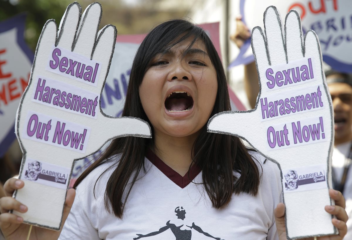 Una estudiante filipina manifiesta su rechazo a la violencia sexual contra la mujer en el marco del Día Internacional de la Mujer. (Foto Prensa Libre: AP)