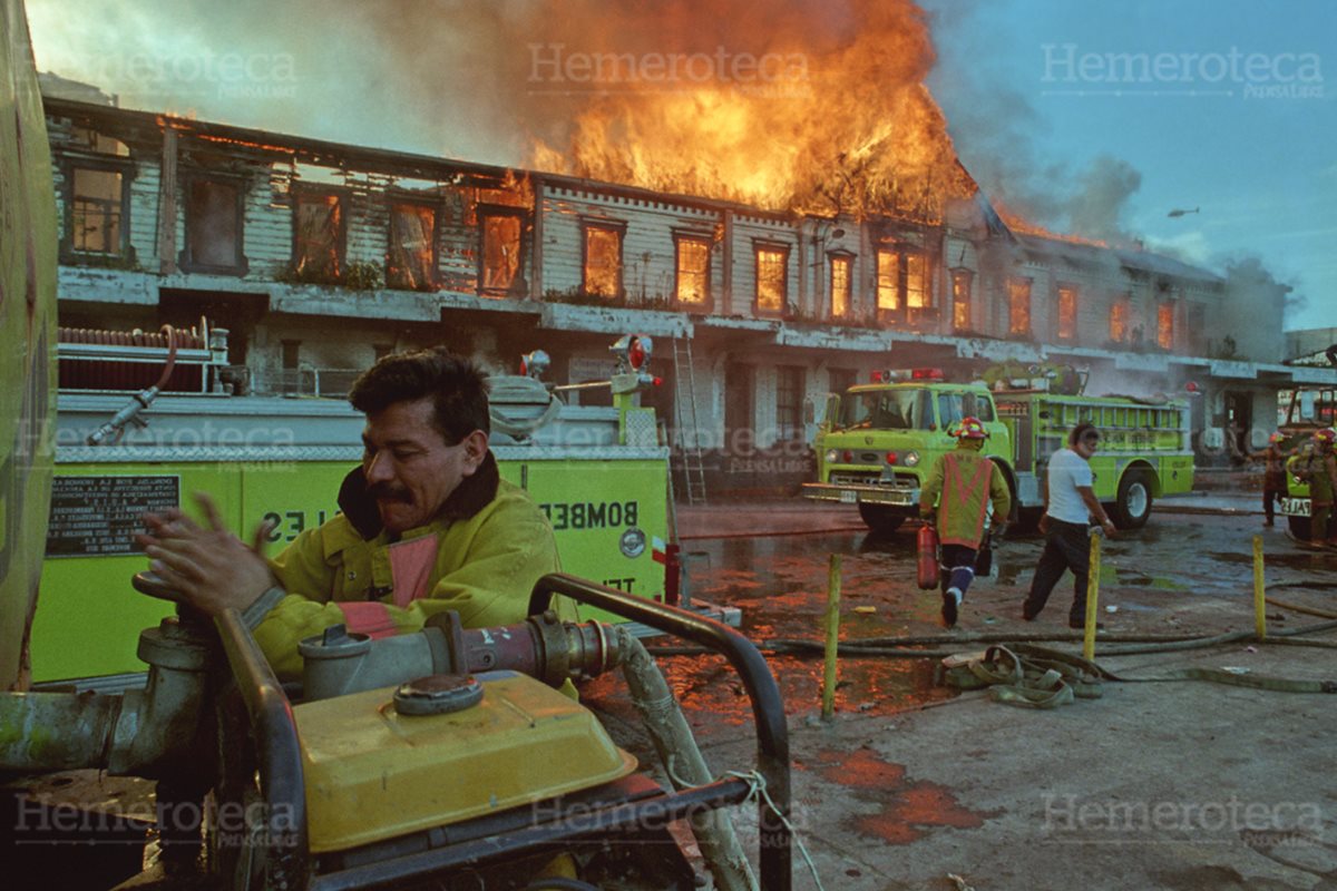 Bomberos intentan sofocar el incendio en el edificio de Fegua. (Foto: Hemeroteca PL)