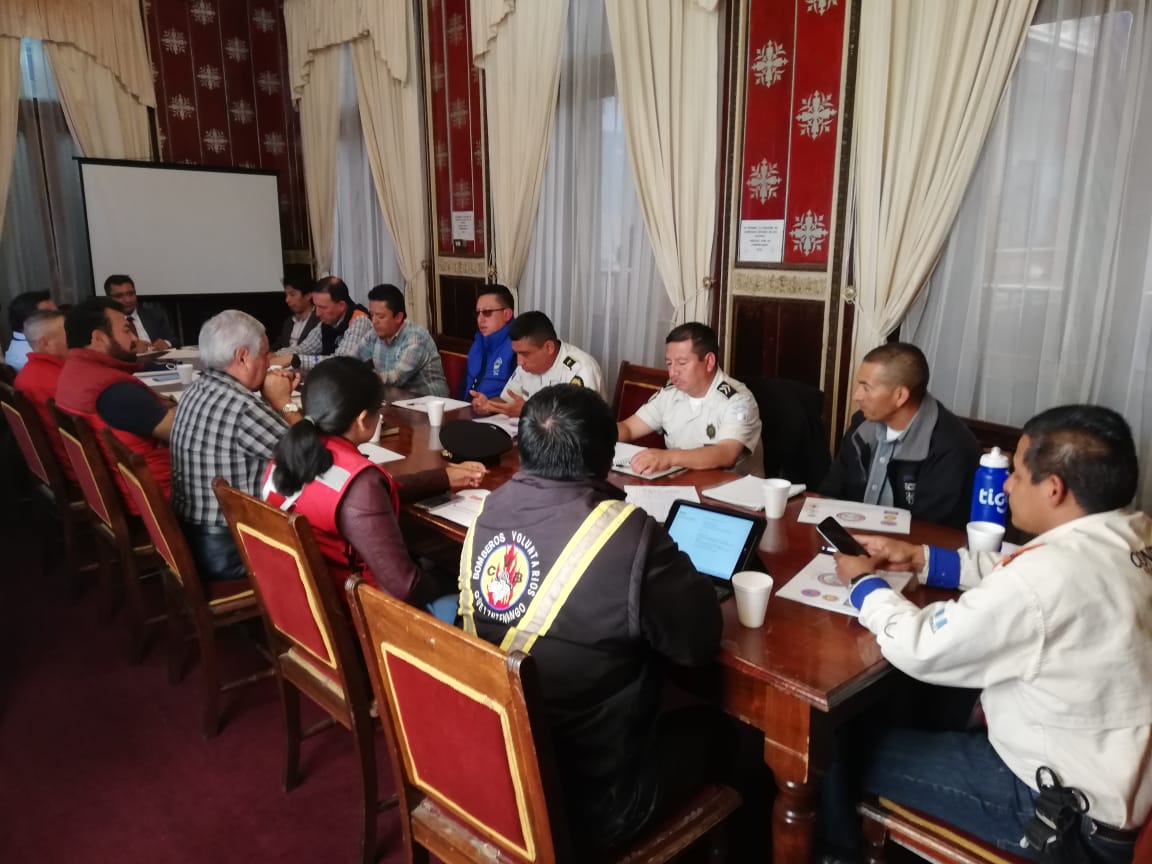 Autoridades de Quetzaltenango se reunieron con directivos de Xelajú para ultimar detalles para el juego del domingo en el estadio Mario Camposeco. (Foto Prensa Libre: Raúl Juárez)