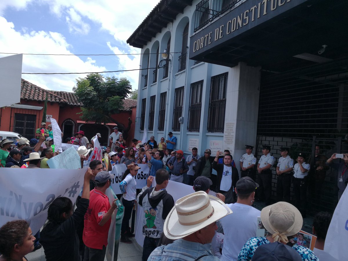 Protesta de pobladores permanece frente a la Corte de Constitucionalidad. (Foto Prensa Libre: Óscar Fernando García).