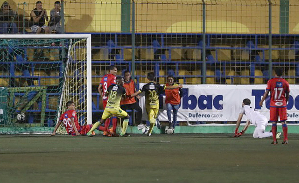 Albert Barrientos anotó el gol del triunfo de Petapa contra Xelajú MC. (Foto Prensa Libre: Edwin Fajardo).