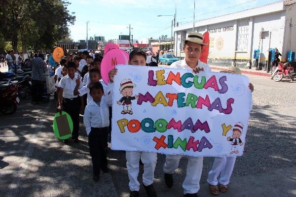Estudiantes participan en una caminata en la ciudad de Jalapa, donde se  celebró el Día Internacional de la Lengua Materna.