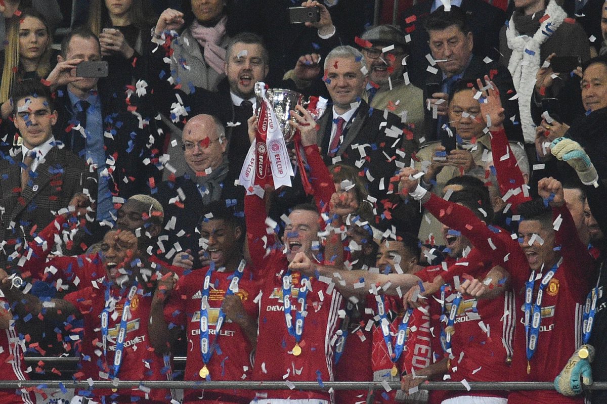 Wayne Rooney levanta la Copa en el triunfo del Manchester United. (Foto Prensa Libre: AFP)