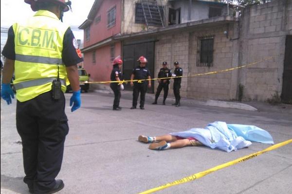 Un menor de edad falleció en un ataque armado en la zona 21 capitalina. (Foto Prensa Libre: CBM)<br _mce_bogus="1"/>