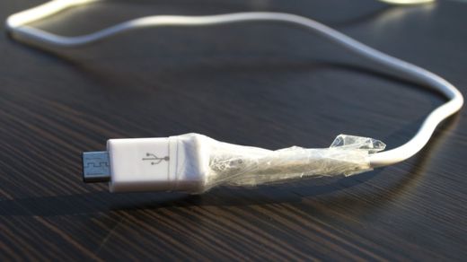 Cubrir la parte dañada del cable de tu cargador no evita que la batería del teléfono pueda sufrir daños. GETTY IMAGES