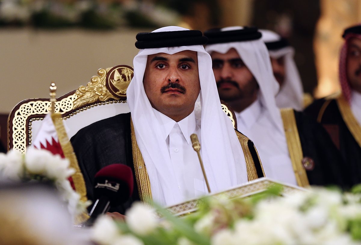 Emir de Qatar, el jeque Tamim bin Hamad Al-Thani, durante una cumbre en Doha en 2014. (Foto Prensa Libre: AP)