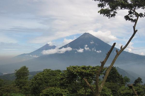 Los siete excursionistas se extraviaron en el Volcán de Acatenango, Chimaltenango. (Foto Prensa Libre: ARCHIVO).