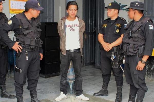 Capturan a cómplice de presuntos extorsionadores que están en la cárcel, que exigían Q6 mil a otro preso de reciente ingreso. (Foto Prensa Libre: Oscar Figueroa)<br _mce_bogus="1"/>