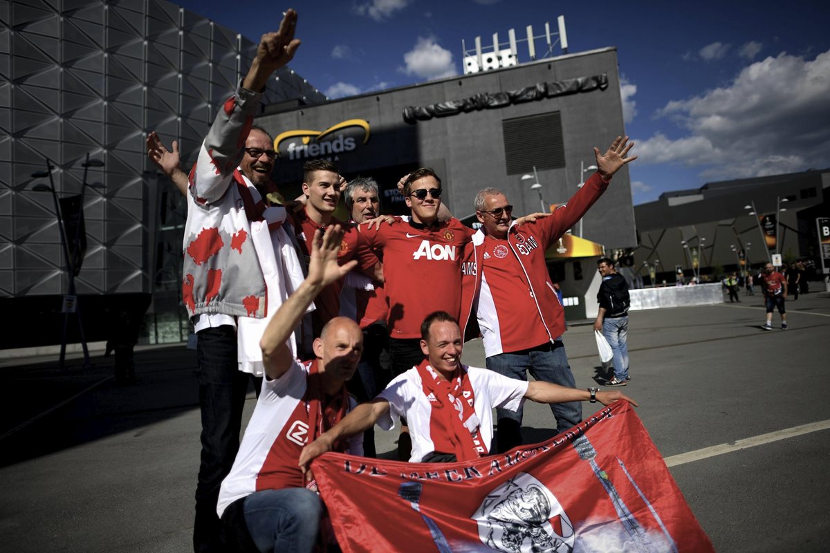 Seguidores del Ajax y Manchester United en las afueras del Friends Arena de Estocolmo. (Foto Prensa Libre: EFE)