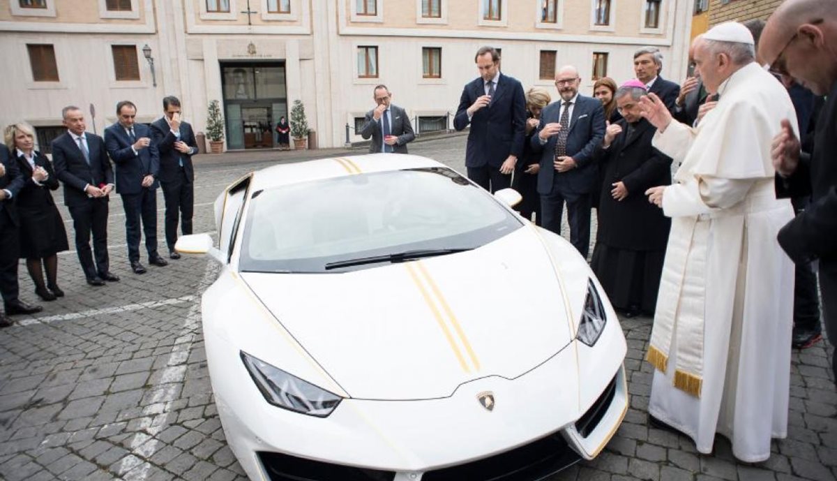 El papa Francisco bendice el automóvil que le regalaron el año pasado. (Foto Prensa Libre: AFP)