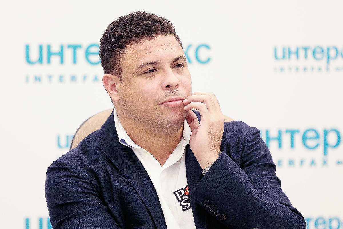El exfutbolista brasileño Ronaldo ofrece una rueda de prensa para promocionar la Copa del Mundo 2018 en Moscú. (Foto Prensa Libre: EFE)