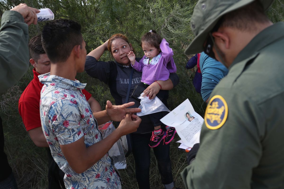 La Policía le sugiere a Trump que se trate a los migrantes con dignidad y compasión. (Foto Prensa Libre: AFP)