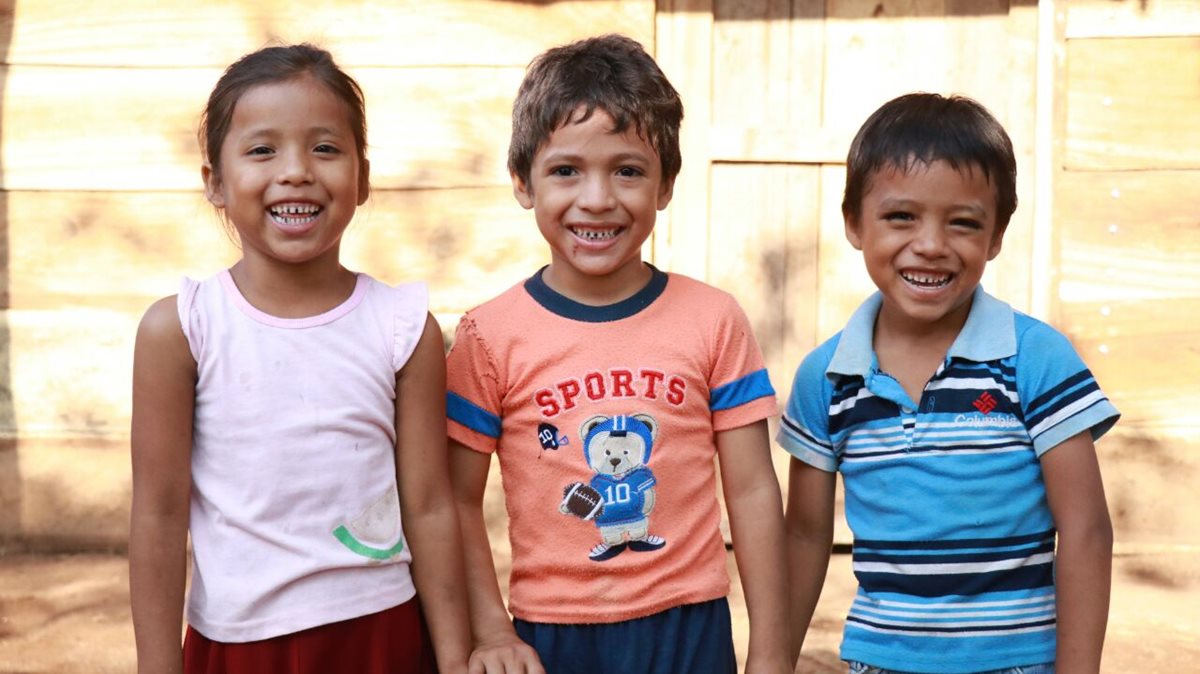 Carmen, Joel e Isaí, a pesar de las necesidades económicas que tienen en su casa no pierden la sonrisa. (Foto Prensa Libre: Cristian Icó Soto)