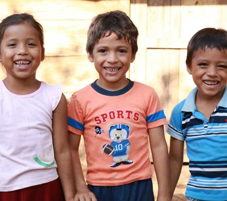 Carmen, Joel e Isaí, a pesar de las necesidades económicas que tienen en su casa no pierden la sonrisa. (Foto Prensa Libre: Cristian Icó Soto)