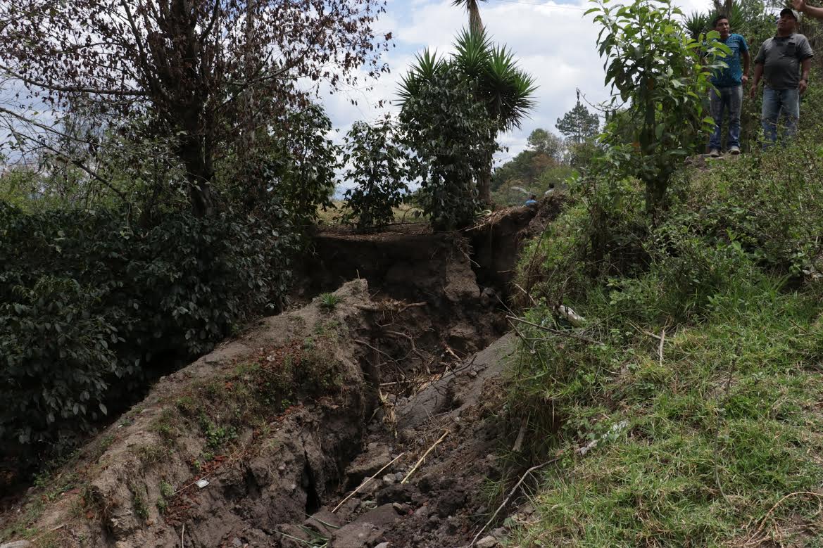 La grieta se halla en un sector del caserío Xetzac, San José Poaquil. (Foto Prensa Libre: Víctor Chamalé)