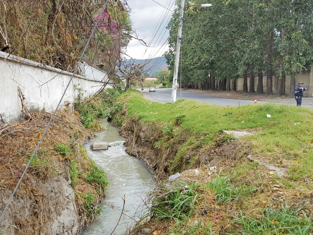 El sector sur de Antigua Guatemala continúa sin contar con sistema de alcantarillas por distintos casos de corrupción en proyectos de aguas residuales. (Foto Prensa Libre: Julio Sicán)