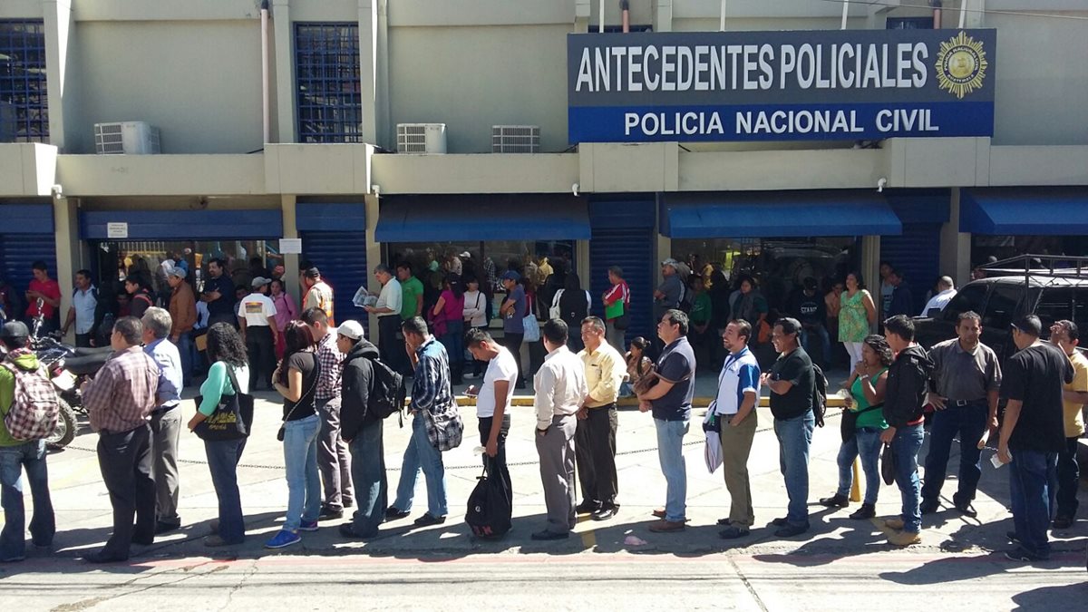 Largas filas de personas para solicitar los antecedentes policiacos. (Foto Prensa Libre: Edwin Bercián)