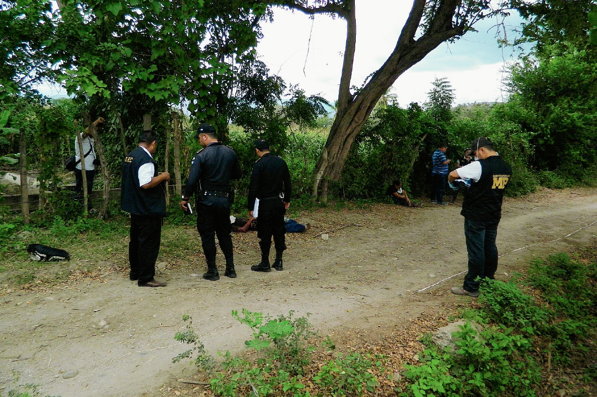 Agentes de la PNC acordonan área donde un hombre murió atacado a balazos, en La Fragua, Zacapa. (Foto Prensa Libre: Víctor Gómez)