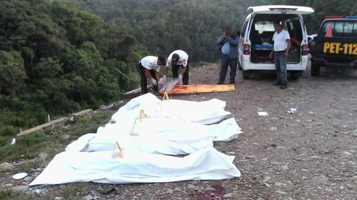 En el basurero municipal de San Luis,fueron localizados los cadáveres de cinco hombres.(Foto Prensa Libre. CBV)
