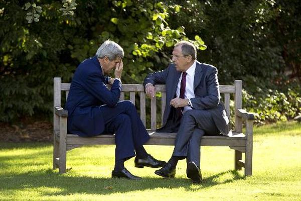 El secretario de Estado estadounidense, John Kerry (izq), con el  ministro ruso de Exteriores, Sergei Lavrov, en París. (Foto Prensa  Libre: AFP)