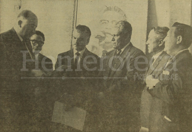 Los licenciados Méndez Montenegro y Marroquín Rojas reciben la notificación de su elección como Presidente y Vicepresidente de la República en 1966. (Foto: Hemeroteca PL)