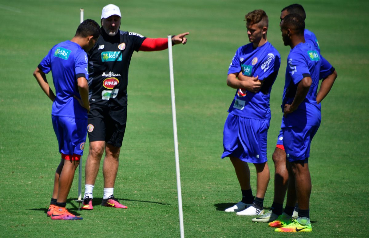Los jugadores de Costa Rica se preparan para el torneo que arranca el viernes. (Foto Prensa Libre: AFP)