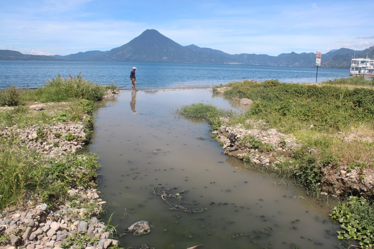 Las aguas servidas de 15 municipios llegan al Lago de Atitlán, Sololá. (Foto Prensa Libre: Édgar René Sáenz)