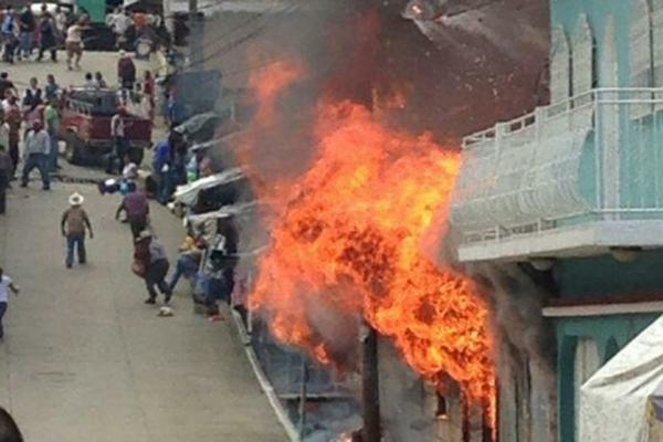 Incendio destruye locales en La Unión, Zacapa. (Foto cortesía del usuario de Twitter @Gualder)