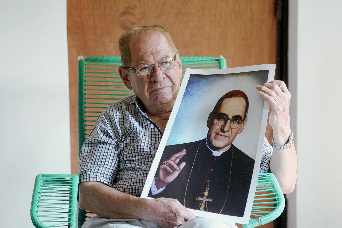 Gaspar Romero sostiene una foto de su hermano, Monseñor Óscar Arnulfo Romero, que será beatificado este sábado. (Foto Prensa Libre: AFP).
