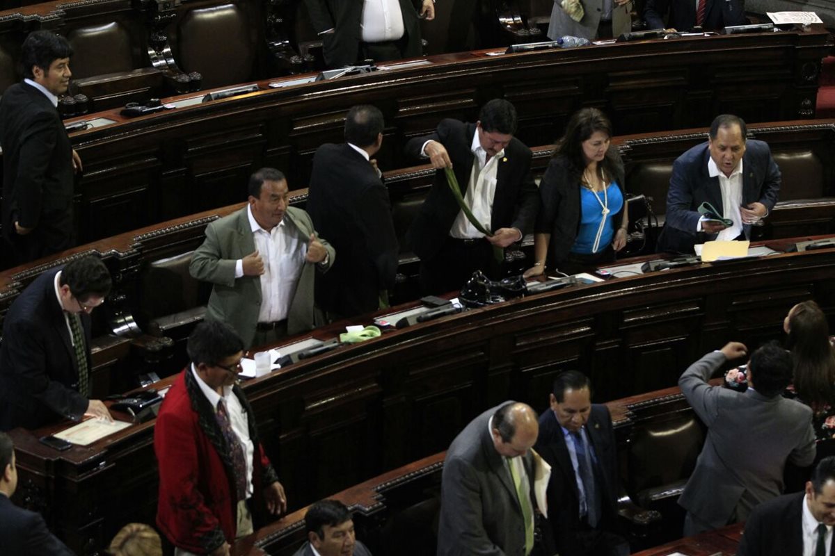 Diputados se quitan las corbatas, "en señal de unidad". (Foto Prensa Libre: Carlos Hernández)